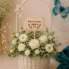 Decor botez – carte din lemn cu mesaj religios în coș floral cu trandafiri albi