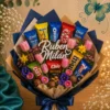 Decor personalizat cu două nume și inimioară în buchet de dulciuri