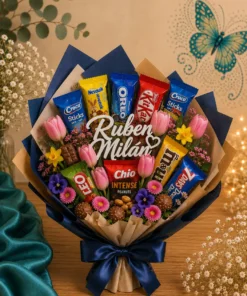 Decor personalizat cu două nume și inimioară în buchet de dulciuri