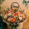 Decor personalizat cu nume din lemn – coroniță în buchet de flori