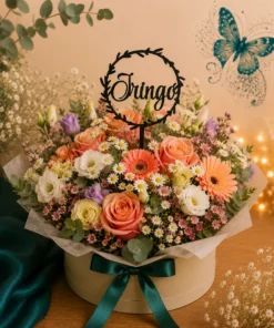 Decor personalizat cu nume din lemn – coroniță în buchet de flori