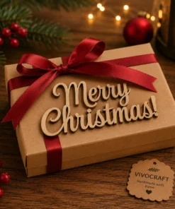 Decorațiune din lemn Merry Christmas pe cutie cadou cu fundă roșie
