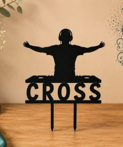 Topper personalizat cu nume – siluetă DJ din lemn negru