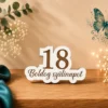 Topper tort aniversare din lemn cu cifra 18 gravată – La mulți ani