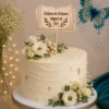 Topper tort botez – carte din lemn cu mesaj religios gravat, pe tort alb cu flori