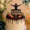 Topper tort personalizat cu nume – siluetă DJ din lemn pe tort