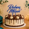 Topper tort personalizat cu două nume și inimioară, din lemn, pe tort de ciocolată