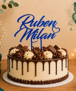 Topper tort personalizat cu două nume și inimioară, din lemn, pe tort de ciocolată