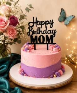 Topper Happy Birthday Mom din lemn negru pe un tort aniversar