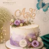 Topper tort inițiale personalizate cu inimioare din lemn, pe tort cu flori mov