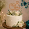 Topper tort nuntă Mr & Mrs din lemn cu verighete și diamant, pe tort alb cu trandafiri
