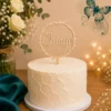 Topper tort personalizat cu nume – coroniță din lemn pe tort alb