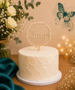 Topper tort personalizat cu nume – coroniță din lemn pe tort alb