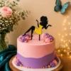 Topper tort siluetă femeie cu rochie galbenă pe un tort colorat