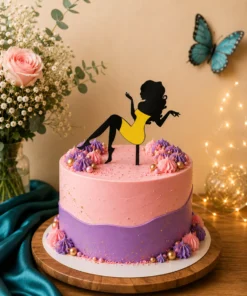 Topper tort siluetă femeie cu rochie galbenă pe un tort colorat