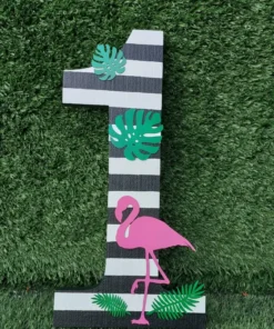 Cifră din polistiren decorată cu flamingo și frunze tropicale