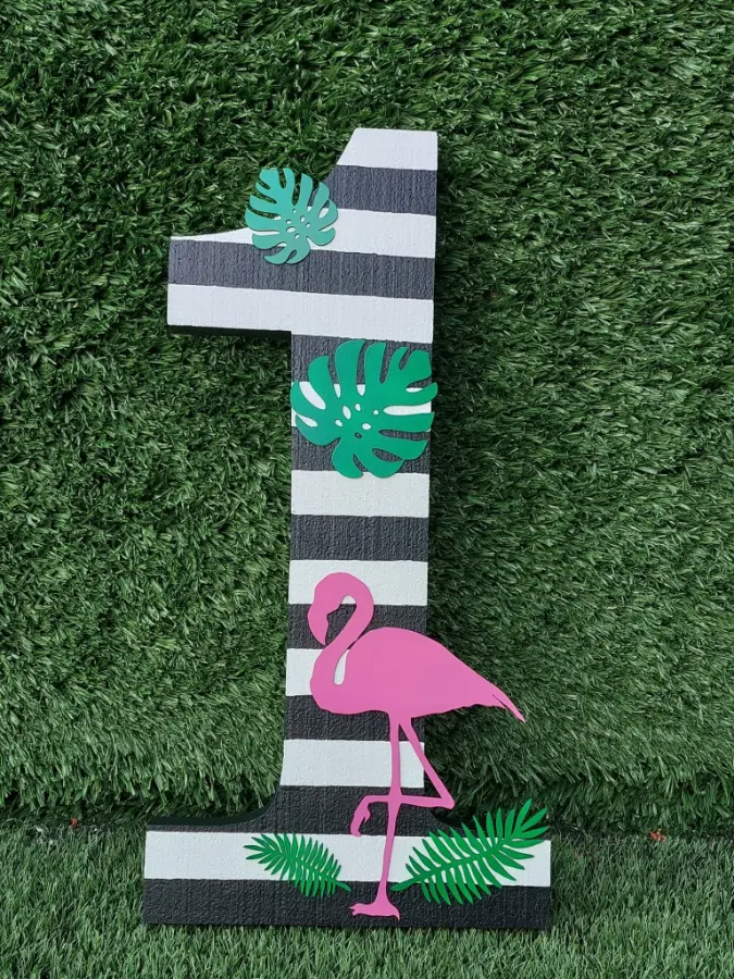 Cifră din polistiren decorată cu flamingo și frunze tropicale