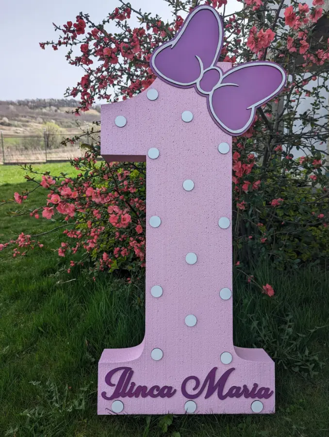 Cifră din polistiren decorată cu fluture