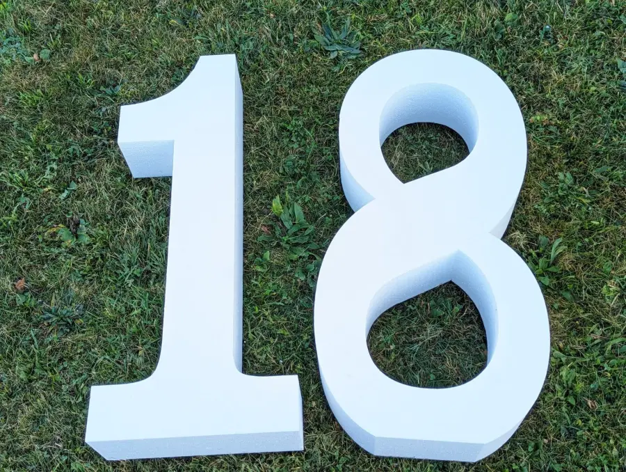 Cifre din polistiren alb simple, 18, decor aniversare